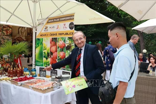 Un cliente checo conversa con el delegado de una empresa vietnamita de viaje en el evento. (Fotografía: VNA)