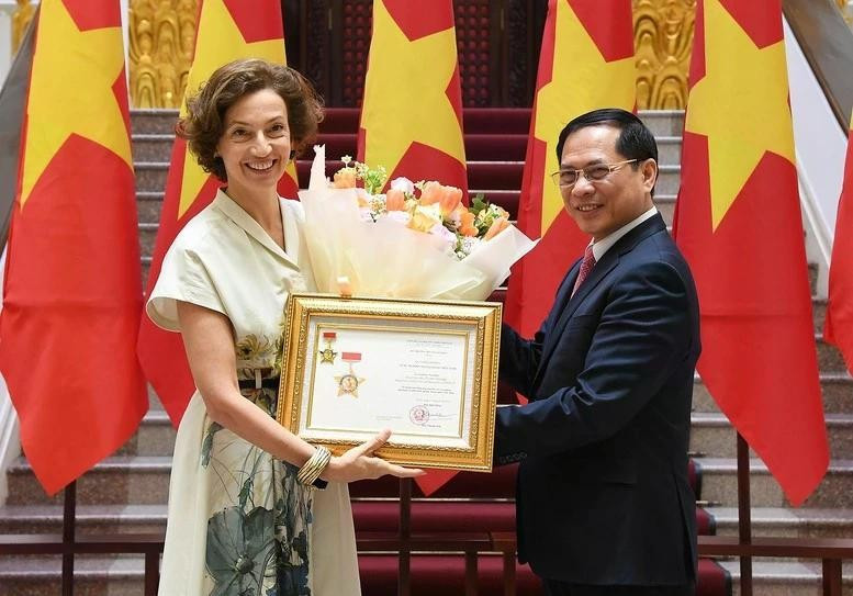 El vice primer ministro y titular de Relaciones Exteriores de Vietnam, Bui Thanh Son, entrega a la directora general de la Unesco, Audrey Azoulay, la insignia “Por la causa de la diplomacia vietnamita”. (Fotografía: VGP)