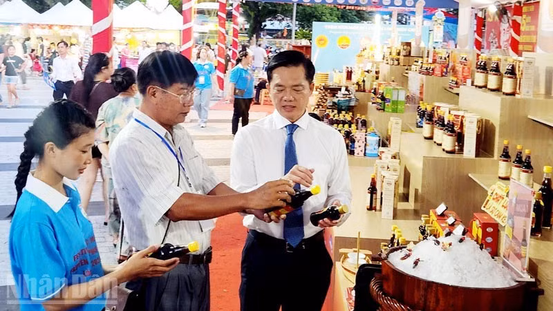 Visitantes al festival. (Fotografía: Nhan Dan)