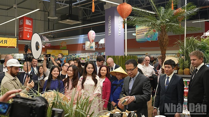 El embajador de Vietnam en Rusia, Dang Minh Khoi, visita el espacio. (Fotografía: Nhan Dan)