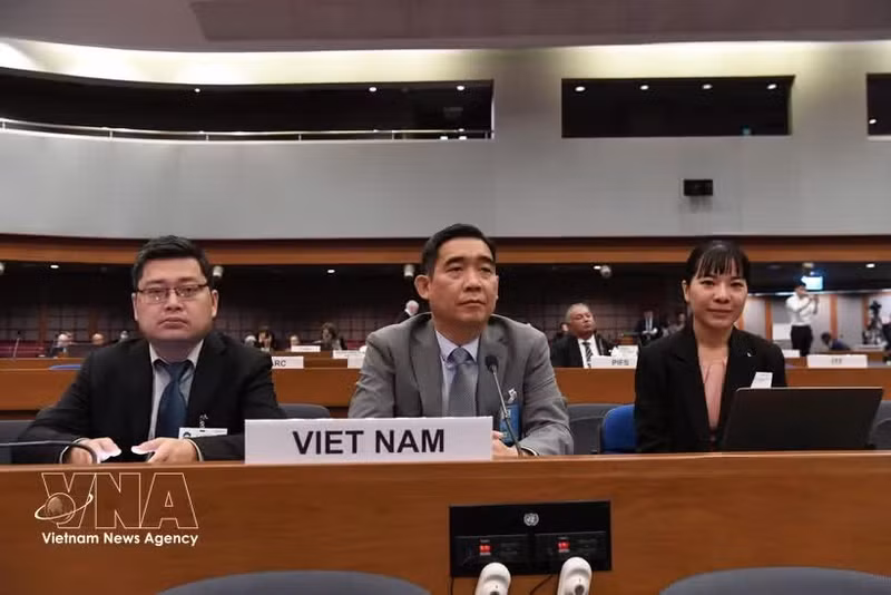 El embajador de Vietnam en Tailandia, Pham Viet Hung (centro), participa en la cita. (Foto: VNA)