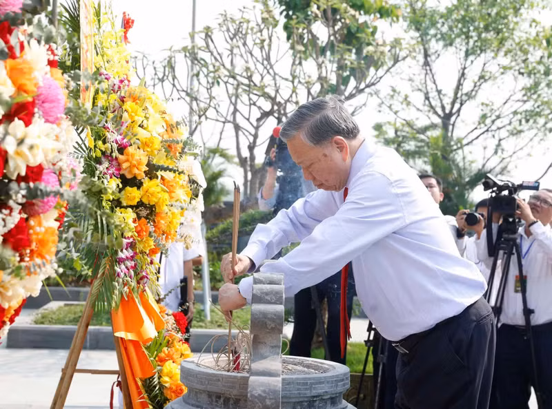 El secretario general del Partido Comunista y presidente de Vietnam, To Lam, coloca inciensos en memoria del secretario general del Partido Ha Huy Tap. (Foto: VNA)