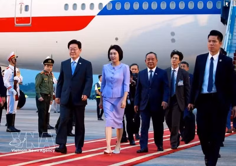 El presidente de Corea del Sur, Lee Jae-myung, y su cónyuge llegan a Hanói. (Foto: VNA)