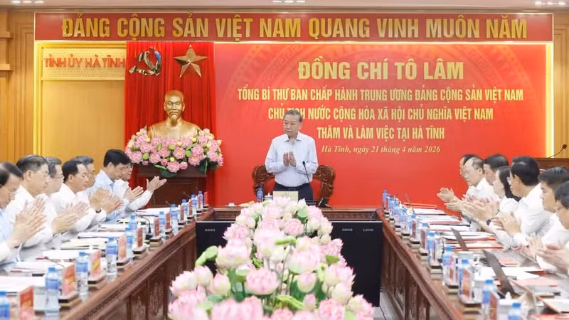 El secretario general del Partido Comunista de Vietnam y presidente del país, To Lam, se reúne con la Junta Permanente del Comité del Partido en la provincia de Ha Tinh. (Foto: VNA)