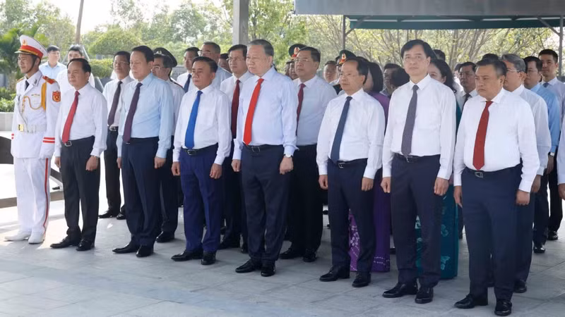El secretario general del Partido Comunista y presidente de Vietnam, To Lam, asiste al acto de homenaje al secretario general del Partido Ha Huy Tap. (Foto: VNA)