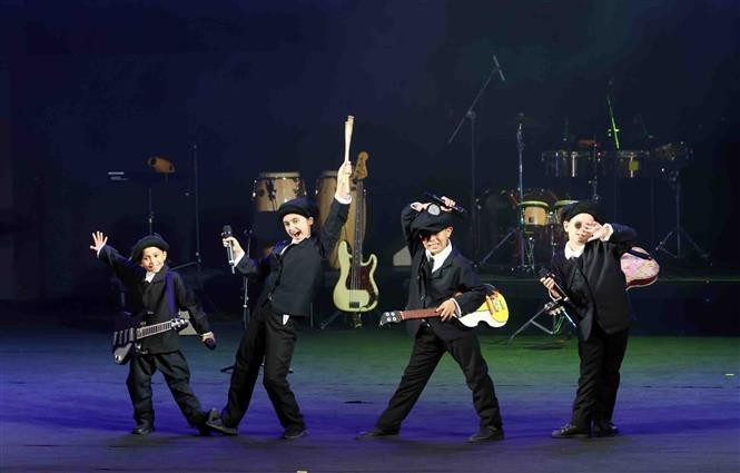 La Compañía de Teatro Infantil de Cuba «La Colmenita» presentó la obra «Cenicienta… según los Beatles» en el Teatro de Ho Guom. (Foto: VNA)