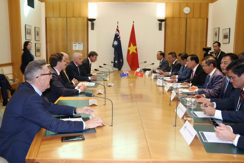 En la reunión con representantes del Comité Bicameral de Relaciones Exteriores, Defensa y Comercio de Australia. (Foto: VNA)