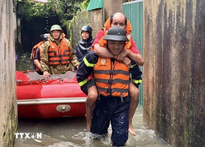 Las fuerzas competentes apoyan a pobladores afectados por las inundaciones. (Foto: VNA)