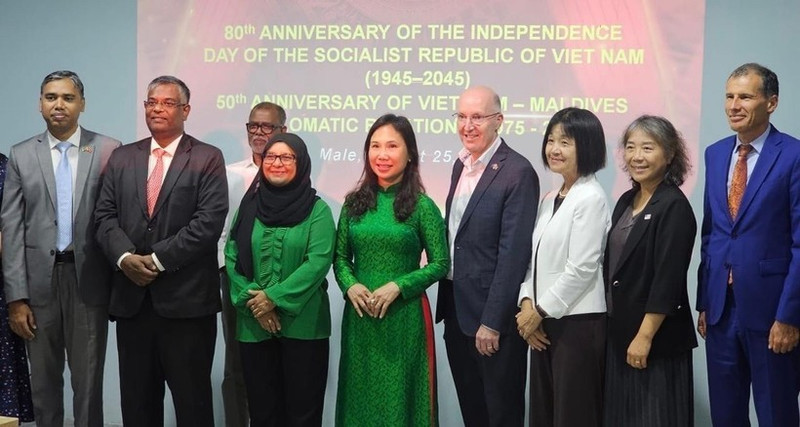 Delegados a la ceremonia convocada en el marco de la visita de trabajo para conmemorar el 80º aniversario del Día Nacional de Vietnam y el 50º de sus relaciones diplomáticas con Maldivas. (Foto: VNA)