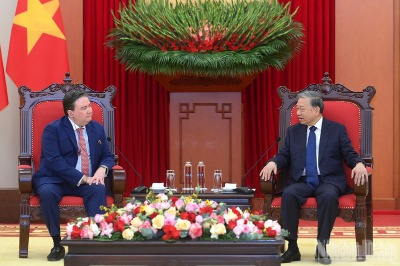 El secretario general del Partido Comunista de Vietnam, To Lam, conversa con el embajador saliente de Estados Unidos, Marc Knapper. (Foto: Nhan Dan)