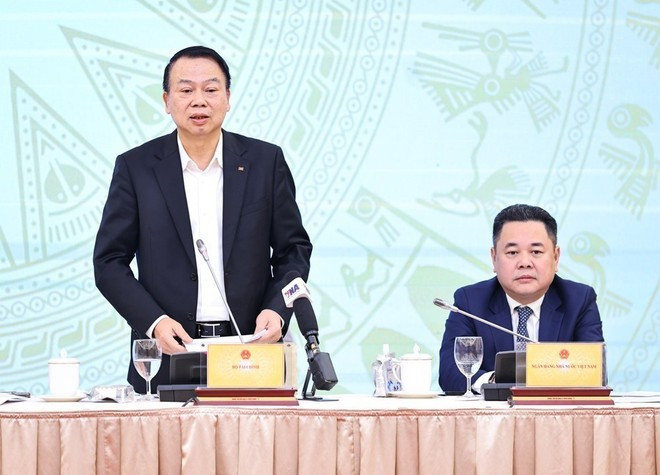 El viceministro de Finanzas Nguyen Duc Chi responde a preguntas de reporteros en la rueda de prensa ordinaria del Gobierno vietnamita ofrecida el 8 de enero de 2026. (Foto: VNA)
