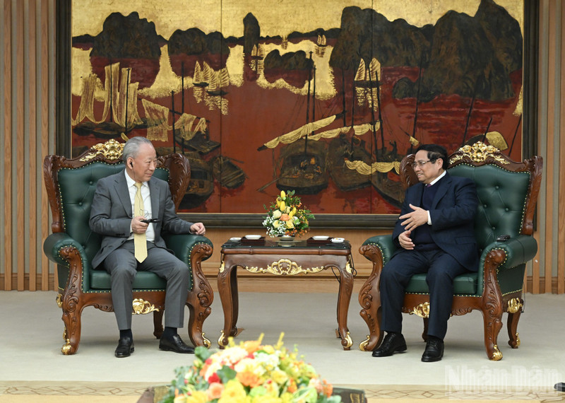 El primer ministro de Vietnam, Pham Minh Chinh (derecha), conversa con Yan Jiehe, fundador de China Pacific Construction Group. (Foto: Nhan Dan)