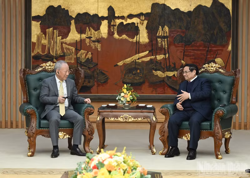 El primer ministro de Vietnam, Pham Minh Chinh (derecha), conversa con Yan Jiehe, fundador de China Pacific Construction Group. (Foto: Nhan Dan)