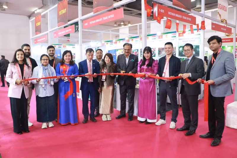 El consejero comercial Bui Trung Thuong (cuarto desde la izquierda) de la Embajada de Vietnam en la India y Rakesh Kumar (quinto desde la derecha), presidente del Centro de Exposiciones de la India, cortan la cinta inaugural del stand vietnamita. (Foto: VNA)