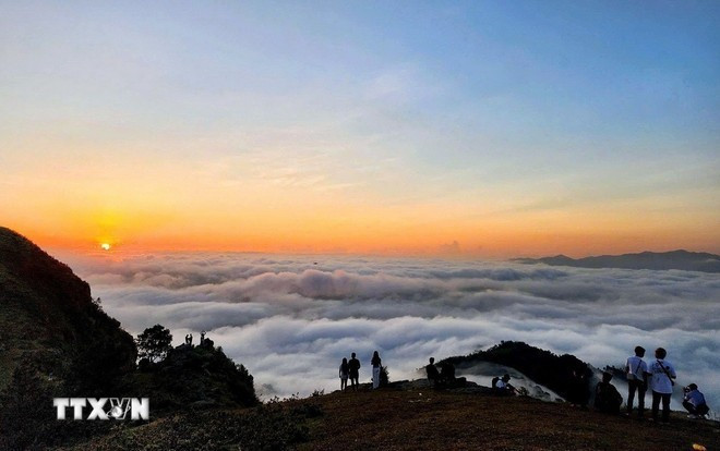 La meseta de Dong Cao, ubicada en la comuna de Van Son, en la provincia de Bac Ninh, se llena de visitantes que llegan para cazar nubes. (Foto: VNA)