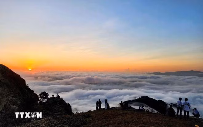 La meseta de Dong Cao, ubicada en la comuna de Van Son, en la provincia de Bac Ninh, se llena de visitantes que llegan para cazar nubes. (Foto: VNA)