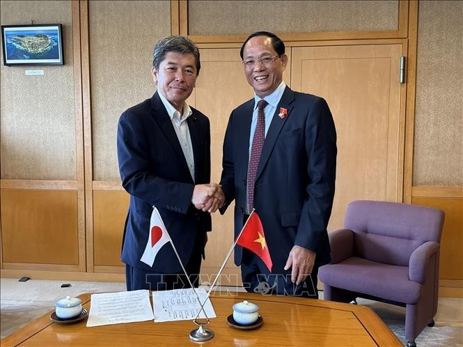 El vicepresidente de la Asamblea Nacional de Vietnam Tran Quang Phuong (derecha) y el titular de la Asamblea de Oita, Shima Koichi. (Foto: VNA)