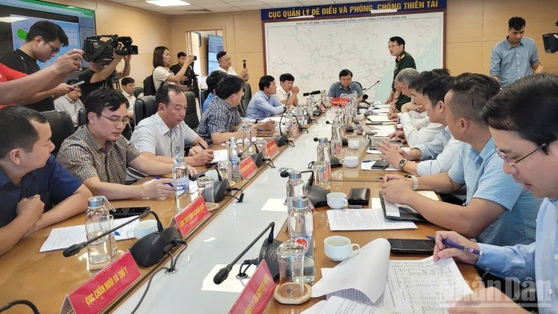 Las autoridades vietnamitas han activado todos los protocolos de emergencia ante la inminente llegada del tifón Bualoi, la décima tormenta tropical del año, que se prevé impacte con fuerza extrema en la costa centro-norte del país el 29 de septiembre. (Foto: VNA)