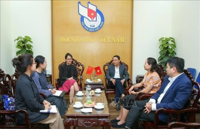 El vicepresidente permanente de la Asociación de Periodistas de Vietnam, Nguyen Duc Loi, recibe a la delegación china, encabezada por la responsable de redes sociales del Centro de Cooperación Internacional del Grupo de la Prensa Diaria de Yunnan, Wang Huan. (Foto: VNA)