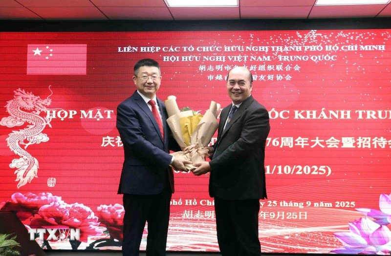 Ho Xuan Lam (derecha), vicepresidente y secretario general de la Asociación de Amistad Vietnam-China en Ciudad Ho Chi Minh, y el cónsul general de China en Ciudad Ho Chi Minh, Tang Li. (Foto: VNA)