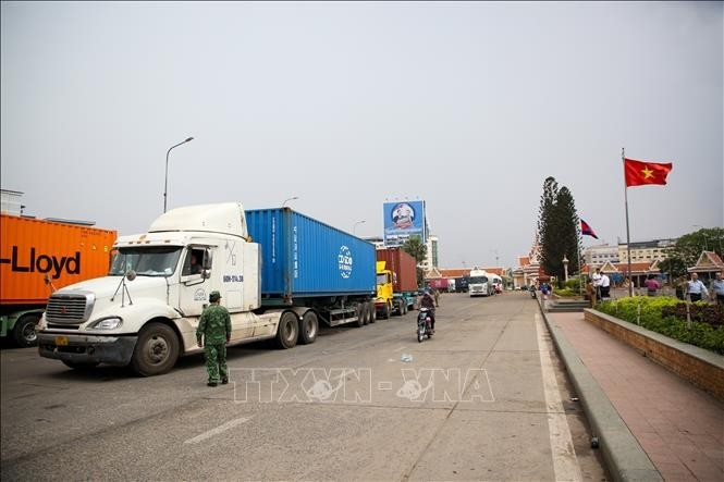 Las actividades comerciales están en pleno auge en la frontera entre Vietnam y Camboya, contribuyendo al objetivo de alcanzar los 20 mil millones de dólares en facturación. (Foto: VNA)