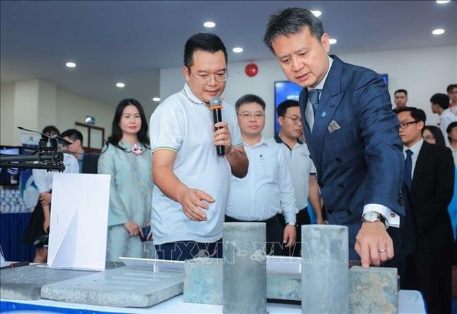 El director general de la Organización Mundial de la Propiedad Intelectual, Daren Tang, y el viceministro de Ciencia y Tecnología de Vietnam Hoang Minh. (Foto: VNA)