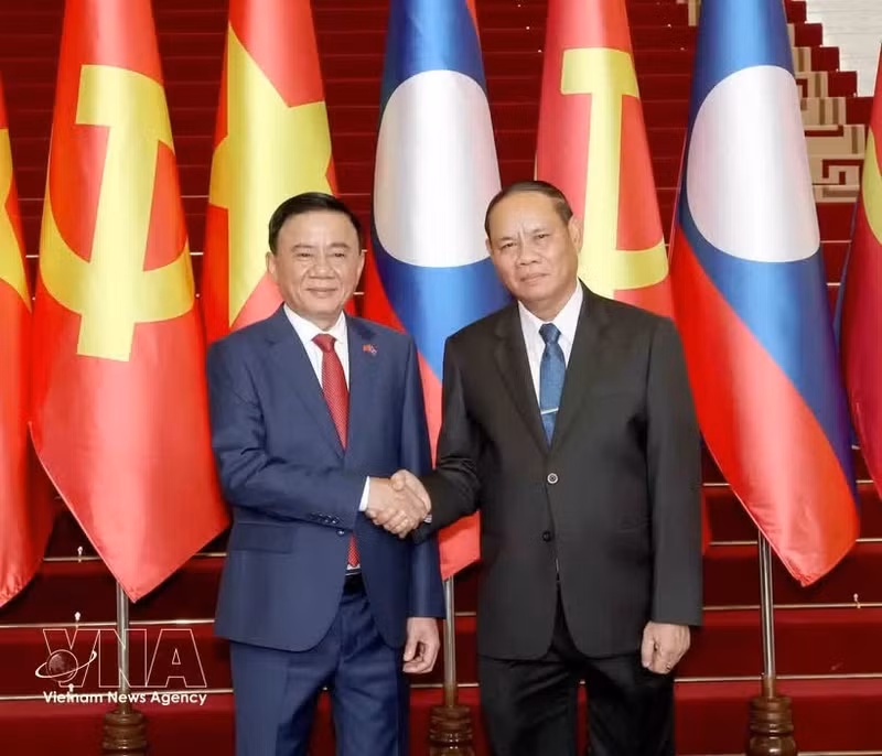 El miembro del Buró Político y permanente del Secretariado del Comité Central del Partido Popular Revolucionario de Laos, Vilay Lakhamphong (derecha), y Tran Cam Tu, miembro del Buró Político y permanente del Secretariado del Comité Central del Partido Comunista de Vietnam, en la ceremonia de bienvenida. (Foto: VNA)