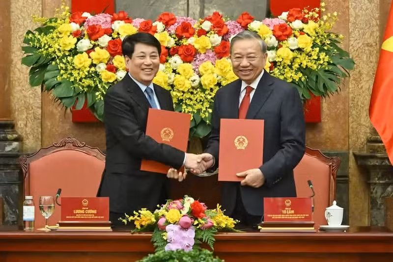 El secretario general del Partido Comunista de Vietnam y presidente del Estado, To Lam (derecha), realiza la transferencia de funciones con el expresidente del Estado Luong Cuong. (Foto: Nhan Dan)