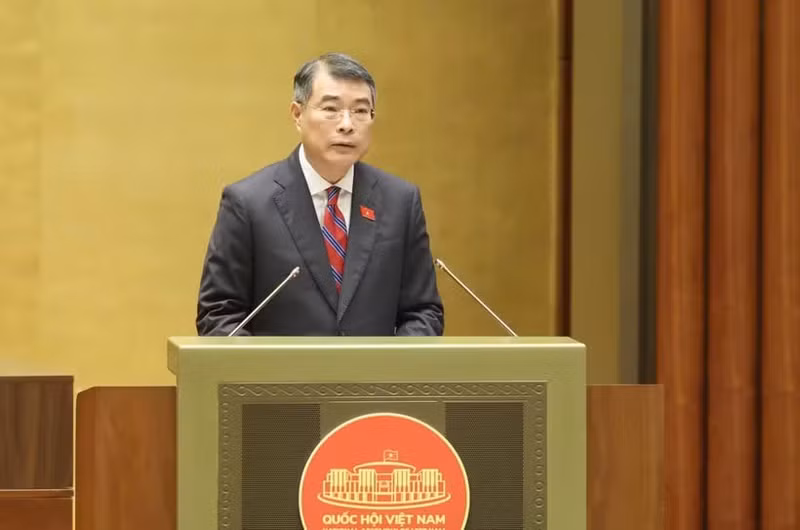 El primer ministro de Vietnam, Le Minh Hung, presenta un informe sobre los resultados socioeconómicos de 2025. (Foto: Nhan Dan)