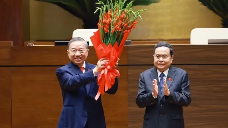 En nombre de los dirigentes del Partido y del Estado y los diputados de la XVI legislatura, el presidente de la Asamblea Nacional de Vietnam, Tran Thanh Man, entrega flores de felicitación al secretario general del Partido Comunista y presidente del país, To Lam. (Foto: VNA)