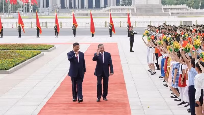 El secretario general del Partido Comunista de China y presidente del país, Xi Jinping, encabeza la ceremonia de recepción a su homólogo de Vietnam, To Lam, en ocasión de la visita de Estado de este último a China del 18 al 20 de agosto de 2024. (Foto: VNA)