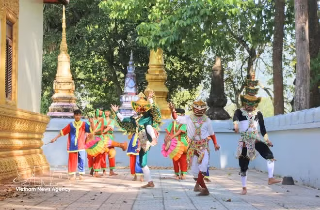 El arte de la danza con tambores Chhay-dam del pueblo jemer en An Giang —patrimonio cultural inmaterial nacional— está siendo preservado y promovido por las generaciones más jóvenes de la comuna de O Lam (provincia de An Giang). (Foto: VNA)