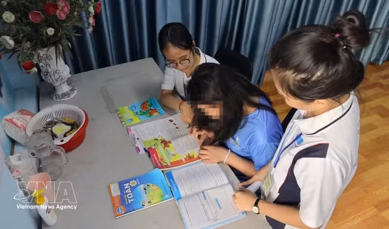 Colaboradores sociales apoyan al menor en sus estudios y actividades diarias en el refugio del modelo Bo Cong Anh, en Ciudad Ho Chi Minh. (Foto: VNA)