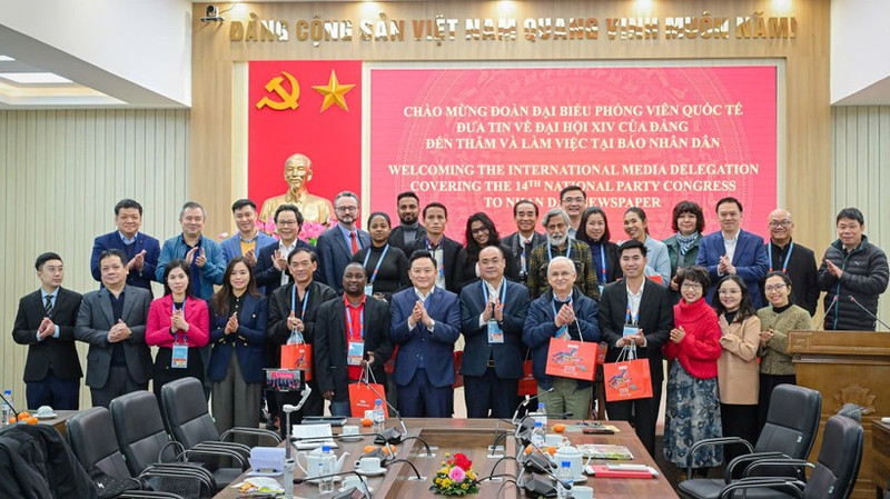 Directivos y empleados de Nhan Dan posan junto con representantes del Ministerio de Relaciones Exteriores de Vietnam y la delegación de reporteros internacionales. (Foto: Nhan Dan)
