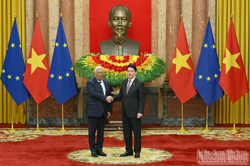 El presidente de Vietnam, Luong Cuong (derecha), recibe al titular del Consejo Europeo, António Costa. (Foto: Nhan Dan)