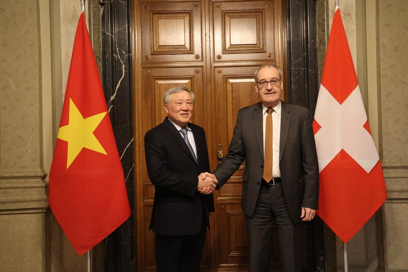 El viceprimer ministro permanente de Vietnam, Nguyen Hoa Binh (izquierda), y el presidente suizo, Guy Parmelin, se reúnen el 28 de enero en Berna. (Foto: VNA)
