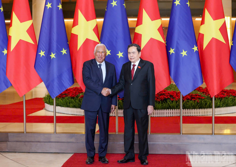El presidente de la Asamblea Nacional de Vietnam, Tran Thanh Man (derecha), recibe al presidente del Consejo Europeo, António Costa. (Foto: Nhan Dan)