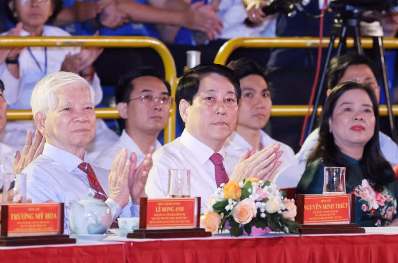 El presidente Luong Cuong y demás invitados a la velada artística en el muelle de Nha Rong.