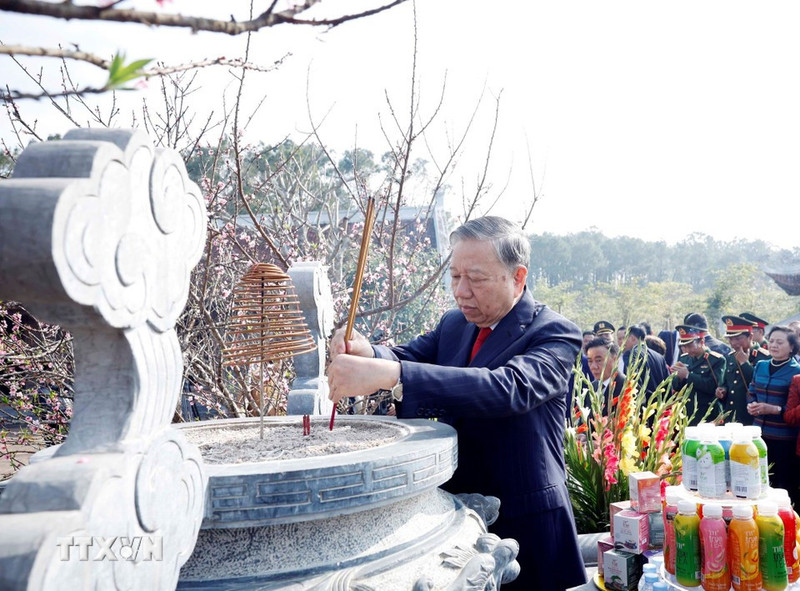 El secretario general del Partido Comunista de Vietnam, To Lam, coloca inciensos en homenaje al Presidente Ho Chi Minh en el templo de Chung Son. (Foto: VNA)