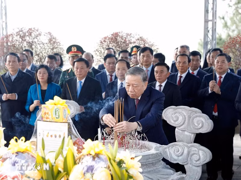 El secretario general del Partido Comunista de Vietnam, To Lam, y delegados ofrecen inciensos al exlíder partidista Tran Phu. (Foto: VNA)