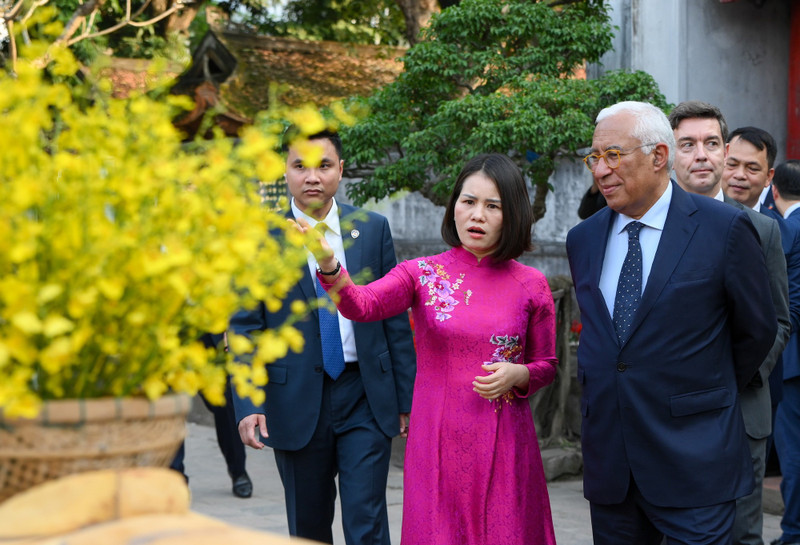 El presidente del Consejo Europeo, António Costa, visita el Templo de la Literatura en Hanói. (Foto: Nhan Dan)