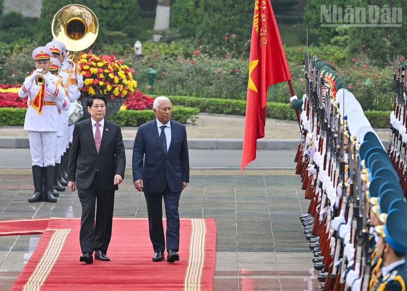 El presidente de Vietnam, Luong Cuong, dirige la recepción ceremonial al presidente del Consejo Europeo, António Costa. (Foto: Nhan Dan)