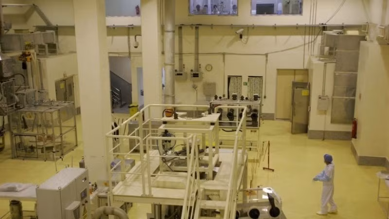 Técnicos iraníes trabajan en la instalación nuclear de Isfahán, ubicada a unos 420 kilómetros al sur de Teherán, la capital. (Foto: The Times of Israel/VNA)