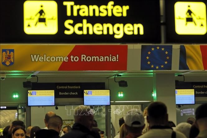 Una señal de dirección al espacio Schengen en el Aeropuerto Internacional Henri Coandă, en Rumanía, el 31 de marzo de 2024. (Foto: Xinhua/VNA)
