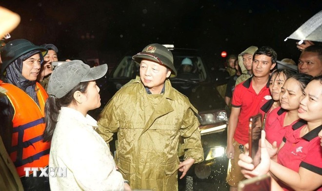 El viceprimer ministro vietnamita Tran Hong Ha visita a residentes en la calle de Chi Lang en la ciudad de Hue, que se encuentra inundada. (Foto: VNA)
