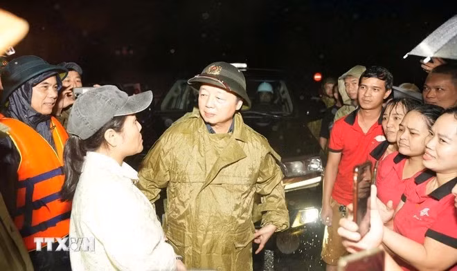 El viceprimer ministro vietnamita Tran Hong Ha visita a residentes en la calle de Chi Lang en la ciudad de Hue, que se encuentra inundada. (Foto: VNA)
