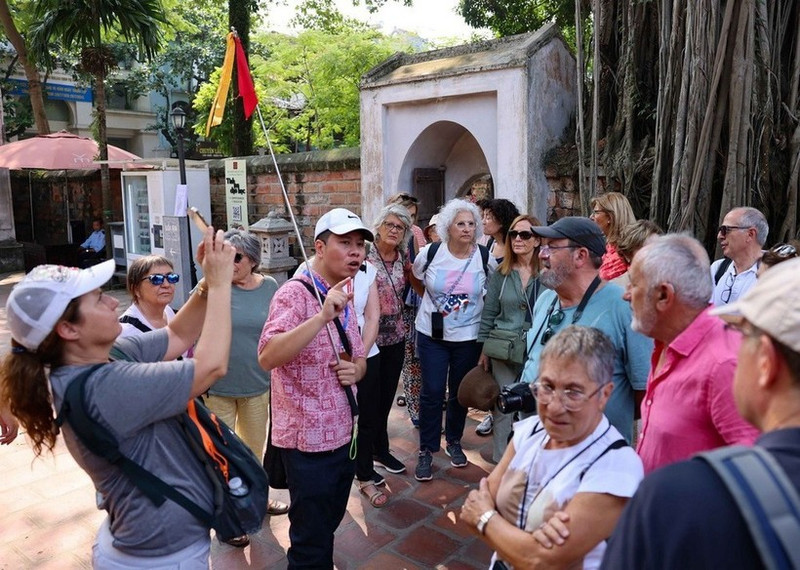 Turistas internacionales visitan el Templo de la Literatura en Hanói. (Foto: VNA)