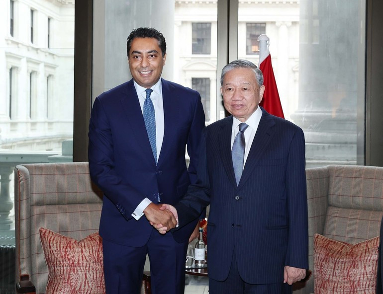 El secretario general del Partido Comunista de Vietnam, To Lam, y Saif Malik, director ejecutivo del banco Standard Chartered. (Foto: VNA)