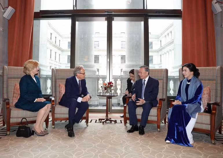 Reunión del secretario general del Partido Comunista de Vietnam, To Lam, y su cónyuge, con el duque de Richmond, Charles Gordon-Lennox, y su esposa.