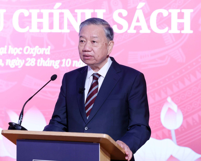 El secretario general del Partido Comunista de Vietnam, To Lam, pronuncia un discurso sobre políticas ante profesores, conferenciantes, investigadores, estudiantes y amigos de Vietnam en la Universidad de Oxford. (Foto: VNA)